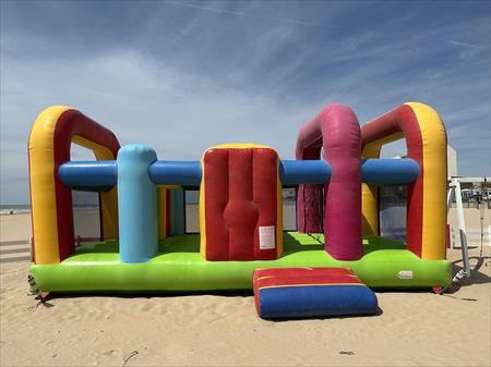 PARCOURS GONFLABLE AVEC OBSTACLES