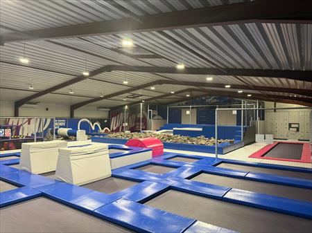 MATERIEL TRAMPOLINE PARK 590M2 AUX NORMES - CONTROLE RECENT TRAMPOLINE ARENA